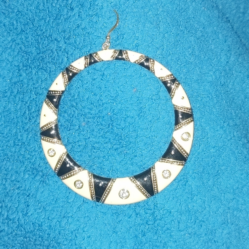 Island Designs by Harry Haslett Earrings LARGE Circular Black and Cream Dangle - Picture 10 of 11